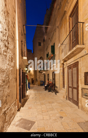 Gasse im historischen Stadtteil von Polignano a Mare, alte Menschen, Region Puglia oder Apulien, Süditalien, Europa Stockfoto