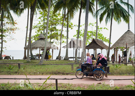 Motorrad-Taxi mit Frauen auf der Strandstrasse, Ko Jum oder Koh Pu Island, Krabi, Thailand, Südostasien Stockfoto