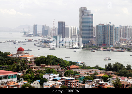 Blick auf die Skyline von Xiamen aus Gulangyu Insel, Xiamen, auch bekannt als Amoy, Fujian Provinz, China, Asien Stockfoto