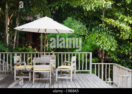 Stühle und Sonnenschirm auf einer Holzterrasse, Luxus Hotels, Six Senses Resort Koh Yao Noi, Phang Nga, Thailand, Südostasien, Asien Stockfoto