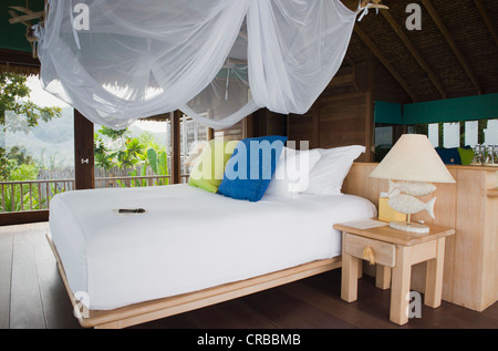 Bett in einem Luxus-Bungalow, Six Senses Resort, Koh Yao Noi island, Phang Nga, Thailand, Südostasien, Asien Stockfoto