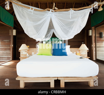 Bett in einem Luxus-Bungalow, Six Senses Resort, Koh Yao Noi island, Phang Nga, Thailand, Südostasien, Asien Stockfoto