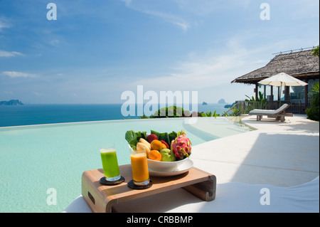 Obst und Getränke am Pool, Luxus Hotels, Six Senses Resort Koh Yao Noi Insel, Phang Nga, Thailand, Südostasien, Asien Stockfoto