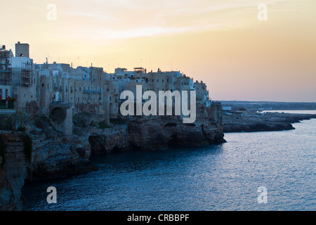 Polignano a Mare, Altstadt auf den Klippen am Meer Apulien, südlichen gebaut, Italien, Italien, Europa Stockfoto