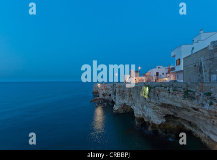 Polignano a Mare, Altstadt auf den Klippen am Meer Apulien, südlichen gebaut, Italien, Italien, Europa Stockfoto