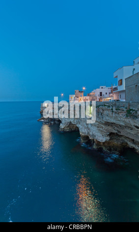 Polignano a Mare, Altstadt auf den Klippen am Meer Apulien, südlichen gebaut, Italien, Italien, Europa Stockfoto