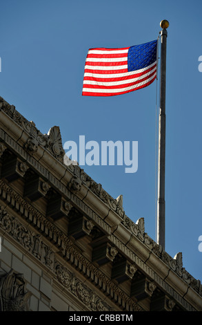 US-Flagge auf dem Times Square Building, Seattle, Washington, Vereinigte Staaten von Amerika, PublicGround Stockfoto