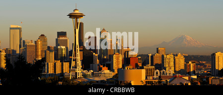 Skyline in der Abenddämmerung, Seattle Bankenviertel mit Space Needle, Mount Rainier auf Rückseite, Columbia Center Stockfoto