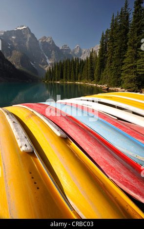 Kanus am Moraine Lake, Valley of the Ten Peaks, Banff Nationalpark, Kanadische Rocky Mountains, Alberta, Kanada Stockfoto