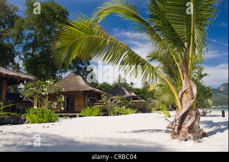 Bungalow am Sandstrand, Koh Mook Sivalai Beach Resort, Ko Muk oder Ko Mook Insel, Thailand, Südostasien Stockfoto