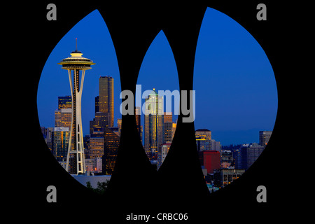 Blick durch Stahl Skulptur "Form verändern", von Doris Chase, Kerry Park auf die Skyline von Seattle financial District mit Stockfoto