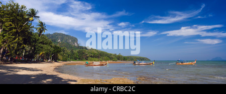 Long-Tail-Boote auf Palm Beach, Koh Muk und Koh Mook Insel, Thailand, Südostasien Stockfoto