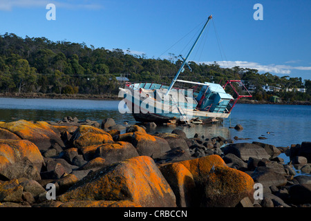 Teilweise unter Wasser Boot neben felsigen Küste bei Port Arthur, Tasmanien, Australien Stockfoto