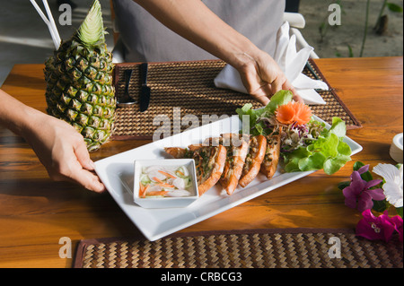 Kellnerin serviert thailändische Essen, The Seven Seas Resort, Ko Kradan Island, Trang, Thailand, Südostasien, Asien Stockfoto