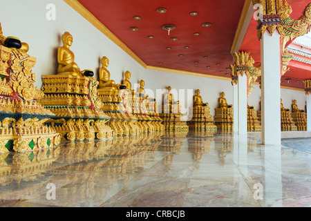 Goldene Statuen von Buddha in einem Bergtempel Wat Bang Riang Tempel, Thub Pat, Phang Nga, Thailand, Südostasien Stockfoto