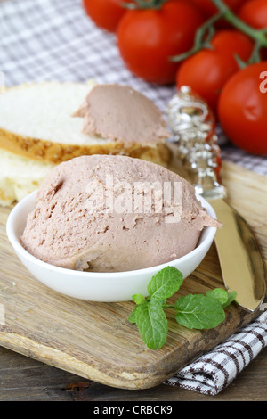 Hausgemachte Leber Vorspeise Pastete auf einem Holzbrett Stockfoto