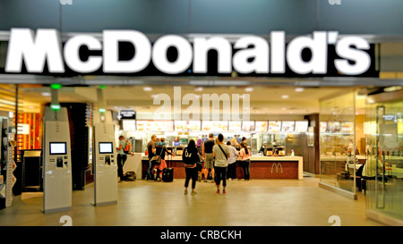 Fast-Food Restaurant McDonalds im Hauptbahnhof, Miniaturansicht, Tilt-Shift-Effekt, Bezirk Mitte, Berlin, Deutschland, Europa Stockfoto