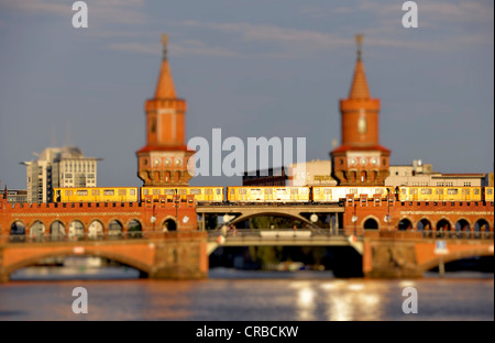 U-Bahn U1 auf Oberbaumbruecke Brücke über Spree entlang, im Abendlicht, Miniaturansicht, Tilt-Shift-Effekt Stockfoto