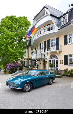 Aston Martin DB6 parkte vor Parkhotel Adler, Luxus Hotel, Hinterzarten, Baden-Württemberg, Deutschland, Europa Stockfoto