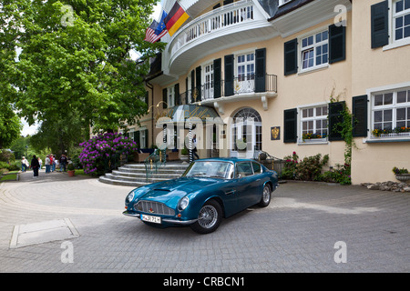 Aston Martin DB6 parkte vor Parkhotel Adler, Luxus Hotel, Hinterzarten, Baden-Württemberg, Deutschland, Europa Stockfoto