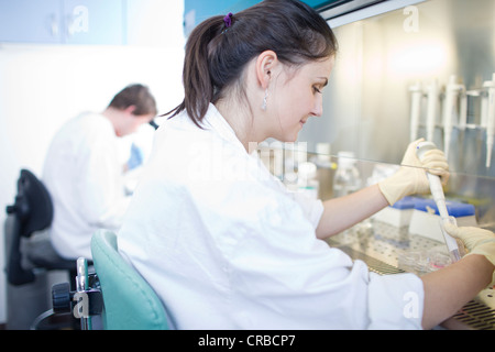 Porträt eines weiblichen Forschers Nachforschungen in einem Labor (Farbe getönt Bild; flachen DOF) Stockfoto