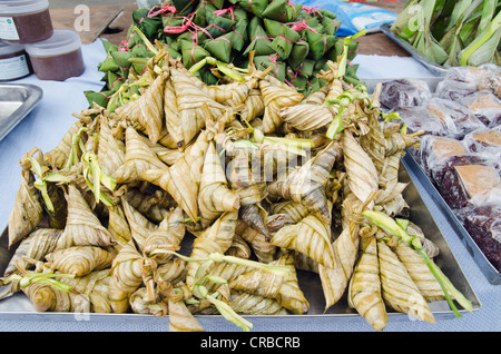 Thailändisches Essen eingewickelt in Bananenblätter auf dem Nachtmarkt in Krabi-Stadt, Krabi, Thailand, Südostasien, Asien Stockfoto