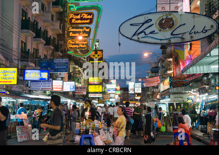 Khao San Road in der Nacht, Banglampoo, Bangkok, Thailand, Südostasien, Asien Stockfoto