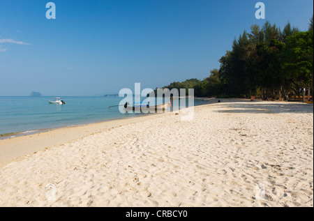 Longtail-Boot auf einem sandigen Strand, Tub Kaek Beach, Krabi, Thailand, Asien Stockfoto