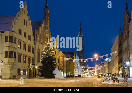 Altstadt mit St.-Martins Kirche und Weihnachtsbaum im Winter, Landshut, niedriger Bayern, Bayern, Deutschland, Europa Stockfoto