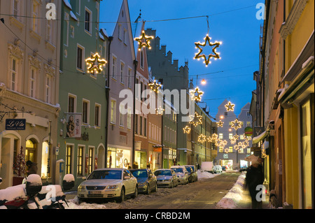 Straße mit Weihnachtsschmuck im Winter, Landshut, niedriger Bayern, Bayern, Deutschland, Europa Stockfoto