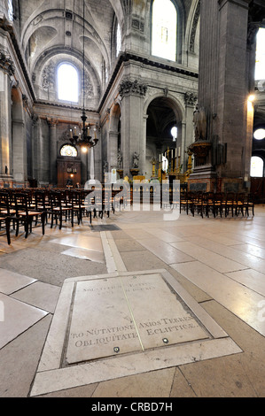 Die Messing-Schiene der Meridian Markierungslinie, Gnomon von Henry Sully am Rücken, katholische Pfarrei Kirche Saint-Sulpice de Paris Stockfoto