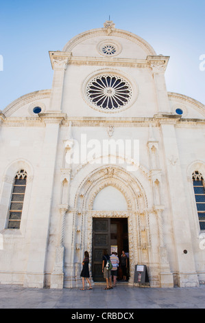 Westfassade der Kathedrale Sveti Jakov, Cathedral of St. James Kathedrale Platz, Sibenik, Dalmatien, Kroatien, Europa Stockfoto