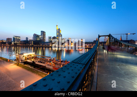 Eiserner Steg, Eisernen Steg, mit Blick in Richtung Innenstadt und das Finanzviertel, Frankfurt Am Main, Hessen Stockfoto