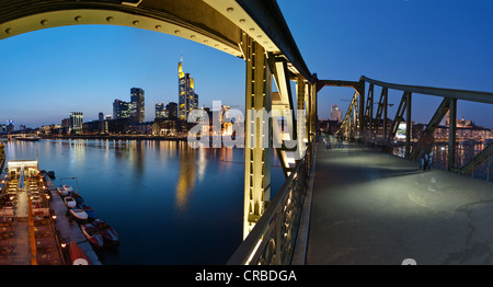 Eiserner Steg, Eisernen Steg, mit Blick in Richtung Innenstadt und das Finanzviertel, Frankfurt Am Main, Hessen Stockfoto