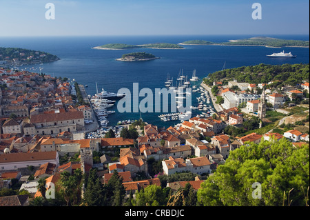 Blick von der Festung Spanjola über den Hafen und die Stadt Hvar, Insel Hvar, Dalmatien, Kroatien, Europa Stockfoto