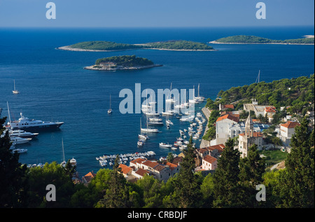 Blick von der Festung Spanjola über den Hafen und die Stadt Hvar, Insel Hvar, Dalmatien, Kroatien, Europa Stockfoto