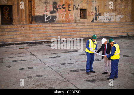 Arbeitnehmer, die Baupläne auf Trockendock zu lesen Stockfoto