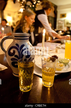 Traditionelle Apfelwein Krug und Gläser mit Apfelwein, Frankfurt Am Main, Hessen, Deutschland, Europa Stockfoto