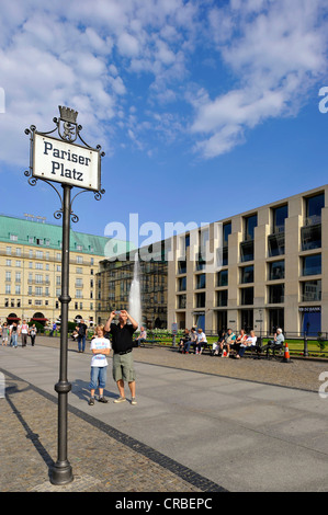 Touristen fotografieren das Straßenschild der Pariser Platz vor dem Hotel Adlon und der US-Botschaft, Unter Den Linden Stockfoto