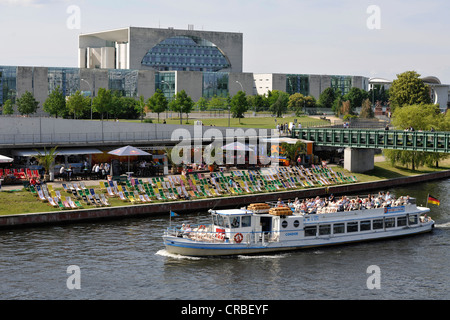 Ausflug Boot vor Spreebogenpark Strandbar und Bundeskanzleramt, Spreebogen, der Spree, Regierungsviertel Stockfoto