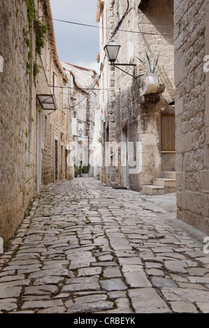 Gasse in der Altstadt zum UNESCO-Weltkulturerbe, Trogir, Dalmatien, Kroatien, Europa Stockfoto