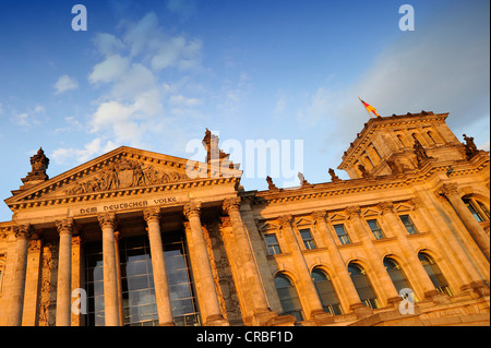 Reichstagsgebäude im Abendlicht, Deutscher Bundestag, Bundestag, Schriftzug "Dem Deutschen Volke", Deutsch für ", die Stockfoto