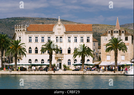 Palast auf der Riva Promenade, Altstadt, UNESCO-Weltkulturerbe, Trogir, Dalmatien, Kroatien, Europa Stockfoto