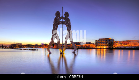 Molecule Man, monumentales Kunstwerk des Bildhauers Jonathan Borofsky, 30 m, Viertel Friedrichshain-Kreuzberg, Berlin Stockfoto