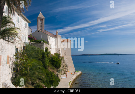 Promenade an der Küste und Blick auf die Türme der Stadt Rab, Insel Rab, Kvarner Bucht, Kroatien, Europa Stockfoto