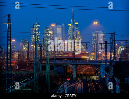 Blick auf den Hauptbahnhof mit einem beweglichen Nahverkehrszug, hinter der Commerzbank, Dresdner Bank, Skype, Frankfurt am Main, Hessen Stockfoto