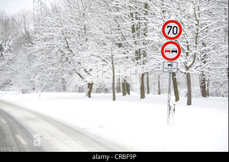 Verschneite Landstraße im Winter obligatorisch-Sign, Verbotszeichen Stockfoto