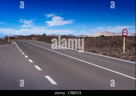 Straße durch eine Vulkanlandschaft, Lavafelder, Los Hervideros, Timanfaya Nationalpark, Spanien, Europa Stockfoto