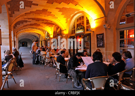 Restaurant Place Royale in den Arkaden der Place des Vosges, Jüdisches Viertel Le Marais, Dorf St Paul, Paris, Frankreich Stockfoto