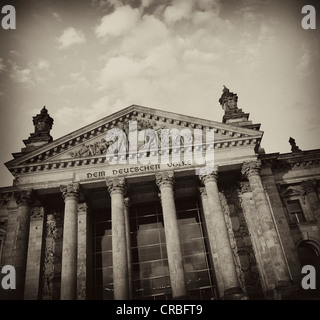 Schwarz / weiß Bild, Sepia getönt, Reichstagsgebäude, Bundestag, mit der Inschrift: Dem Deutschen Volke, Deutsch für Stockfoto